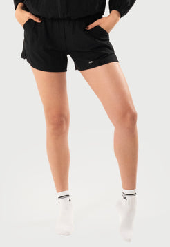 Short AVA Libre en color negro, vista frontal de cuerpo completo.