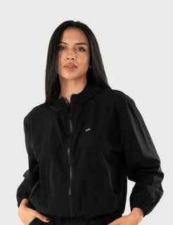 Chaqueta AVA Libre en color negro, vista frontal de la chaqueta con cierre y capucha.