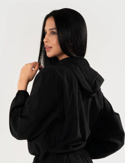 Chaqueta AVA Libre en color negro, vista posterior de la capucha.
