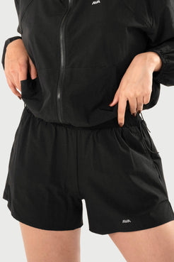 Modelo con Short AVA Libre negro; vista frontal de la cintura, bolsillos y pernera.