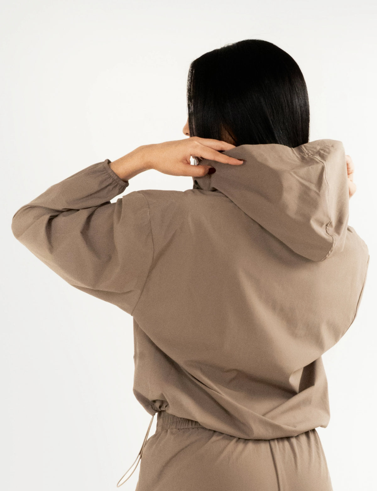 Chaqueta AVA Libre en color nude, vista posterior de la capucha y la cintura.