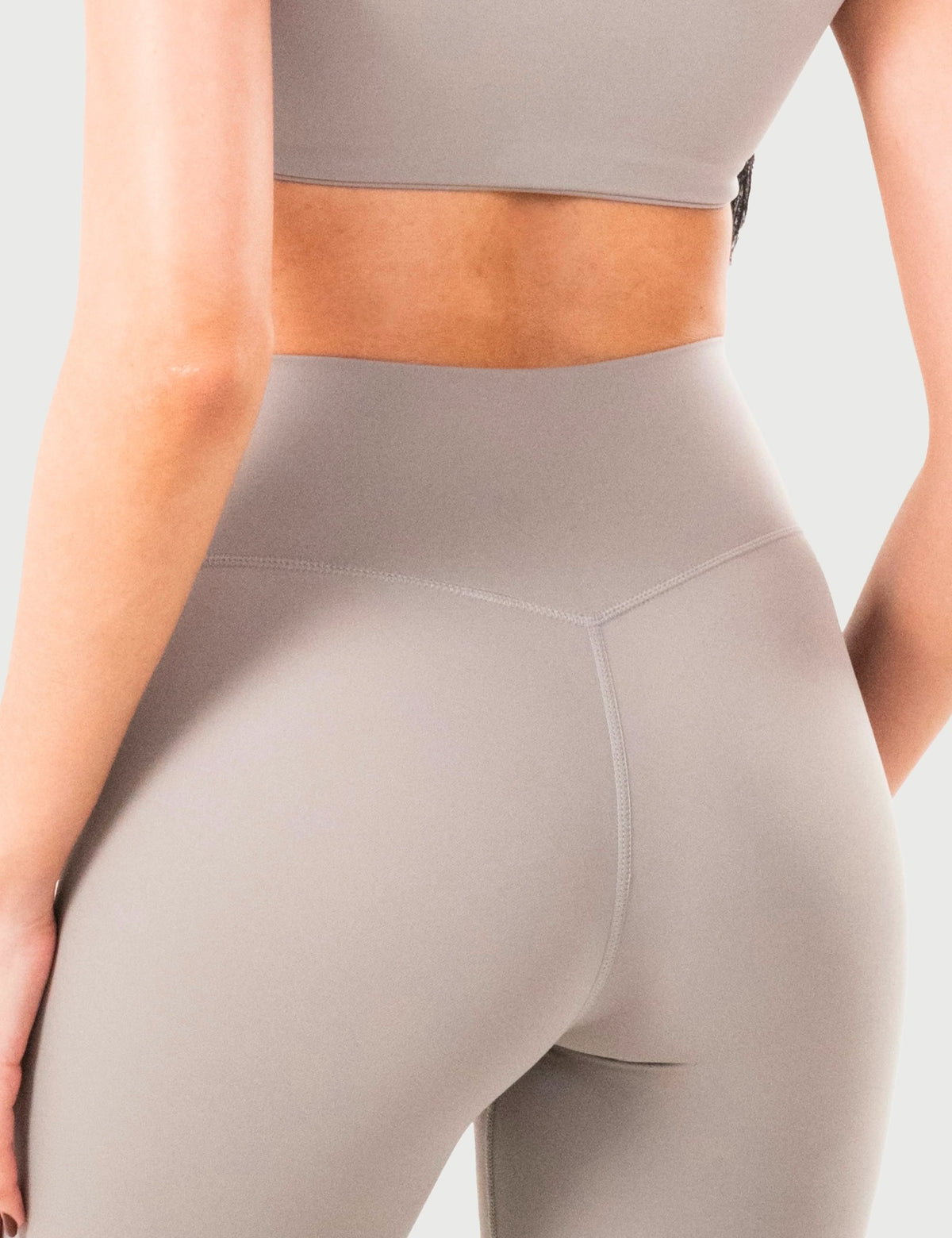 Leggings AVA Eterna en color gris, detalle posterior de la cintura y costura.