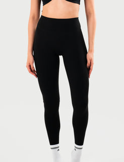 Leggings AVA Curva en color negro, vista frontal de la cintura alta y las piernas.