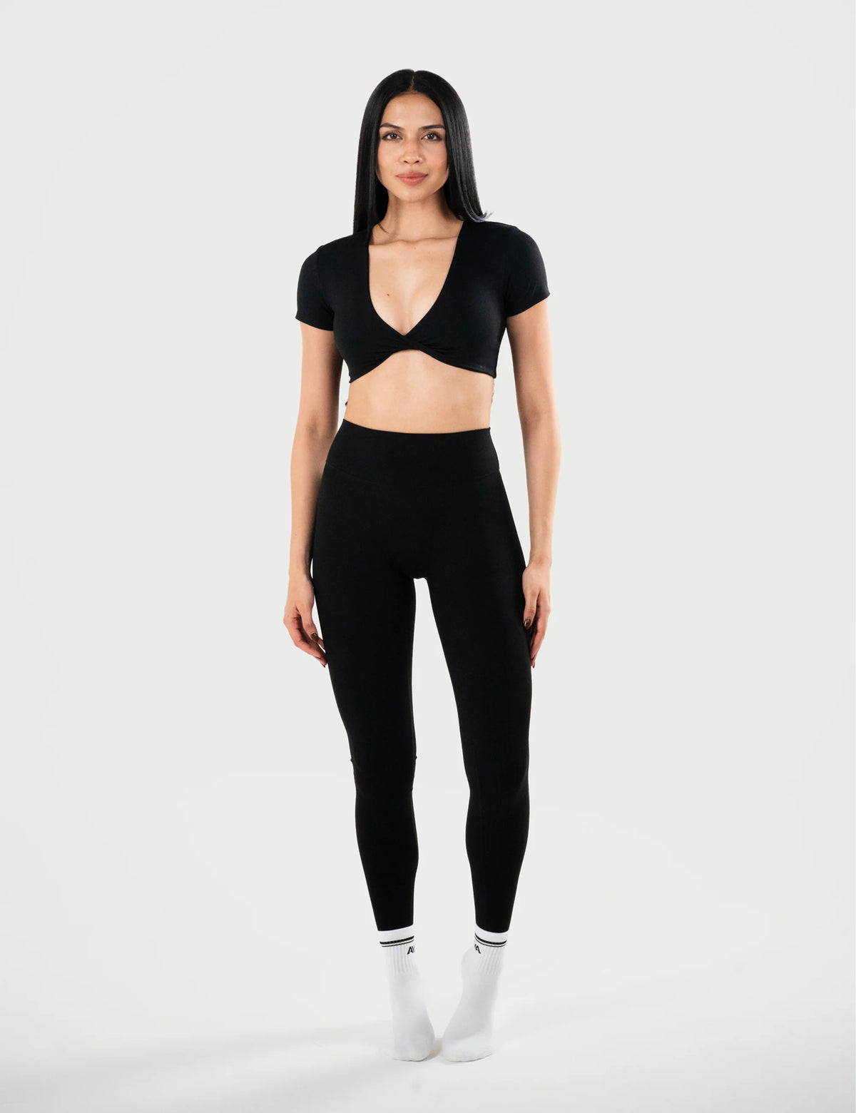 Top AVA Gracia en color negro, vista frontal de cuerpo completo.