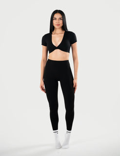Top AVA Gracia en color negro, vista frontal de cuerpo completo.