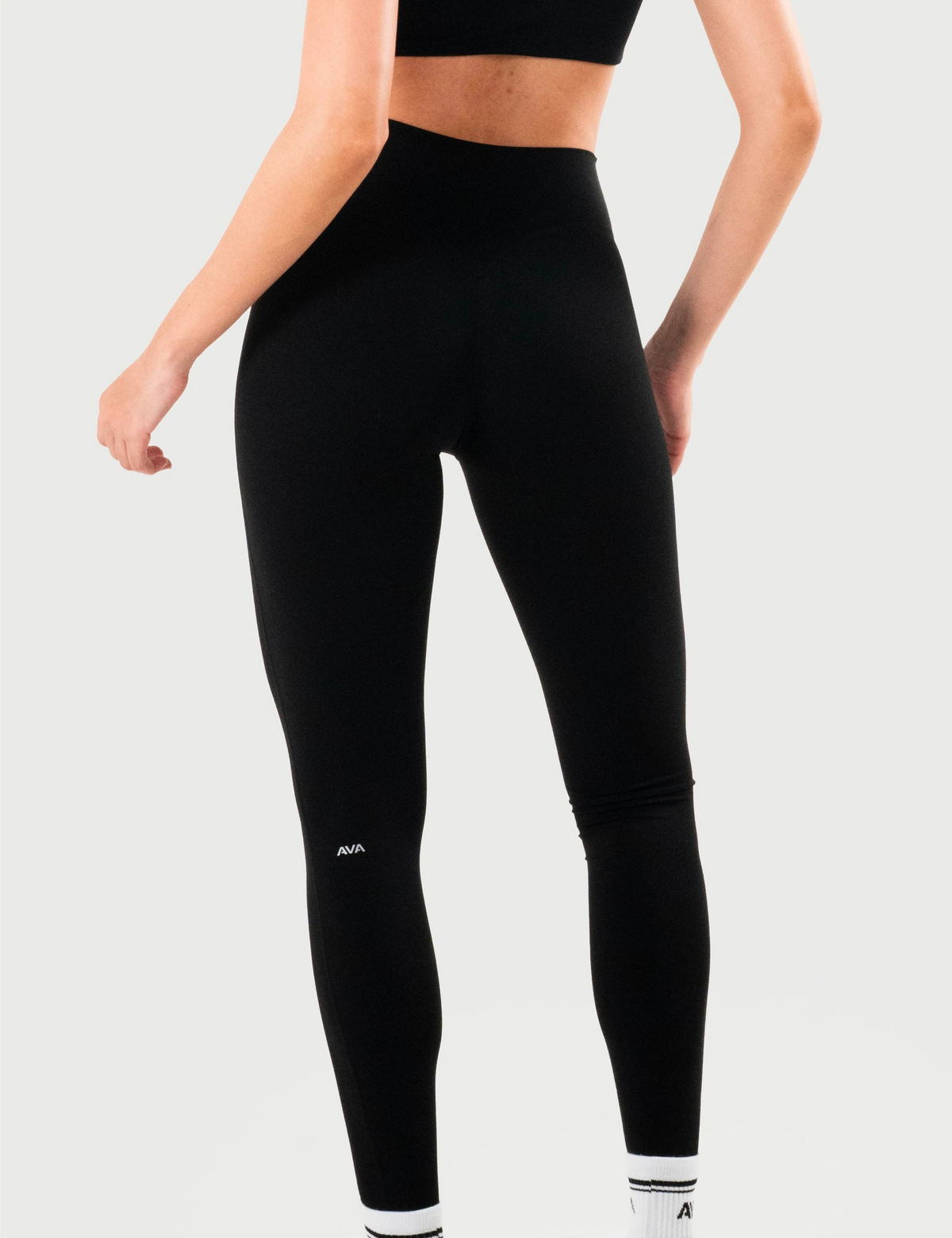 Leggings AVA Curva en color negro, vista posterior de cuerpo completo.
