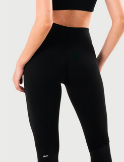 Leggings AVA Curva en color negro, detalle posterior de la cintura y la cadera.