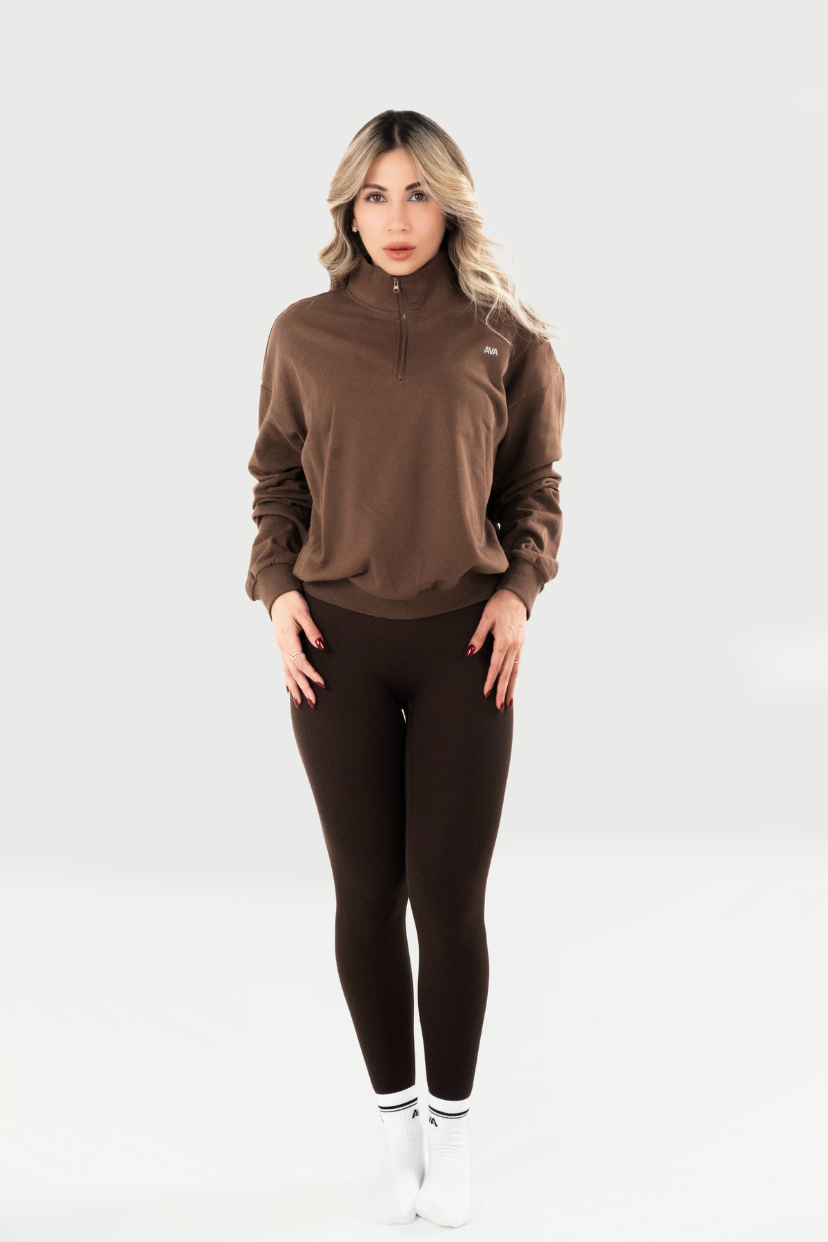 Zip Pullover AVA en color marrón, vista frontal de cuerpo completo con cuello alto.