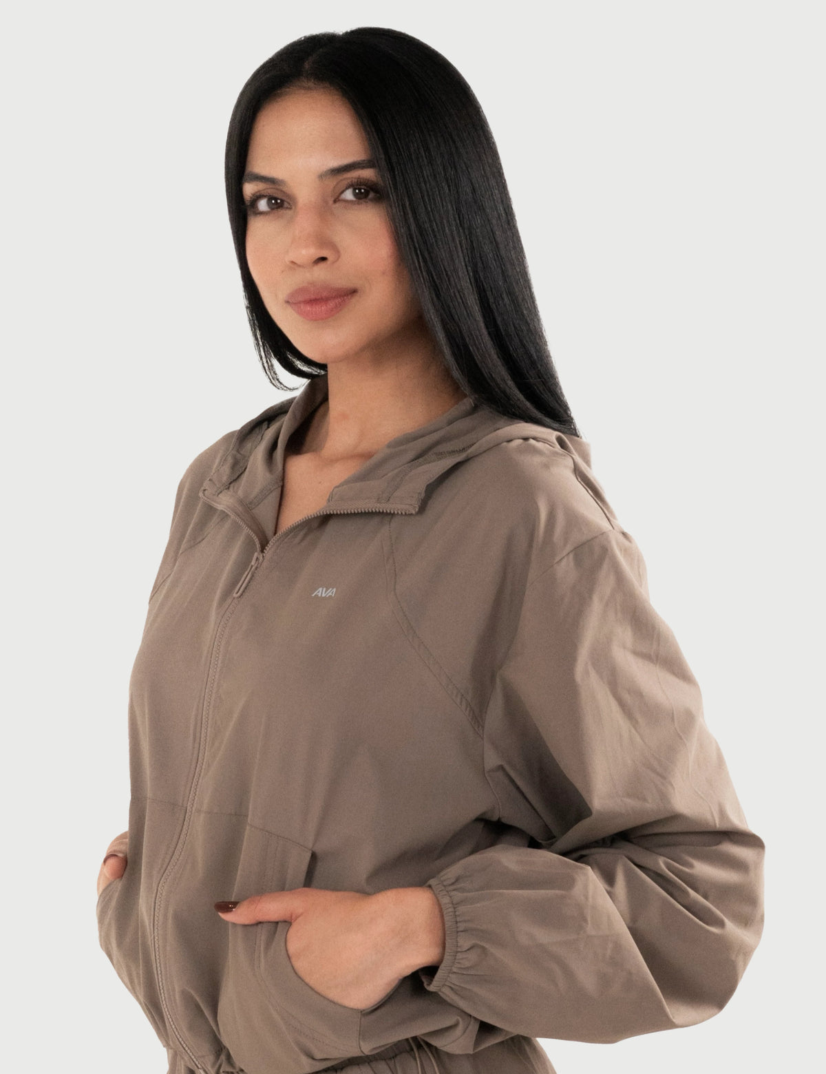 Chaqueta AVA Libre en color nude, perfil de la capucha y los bolsillos.
