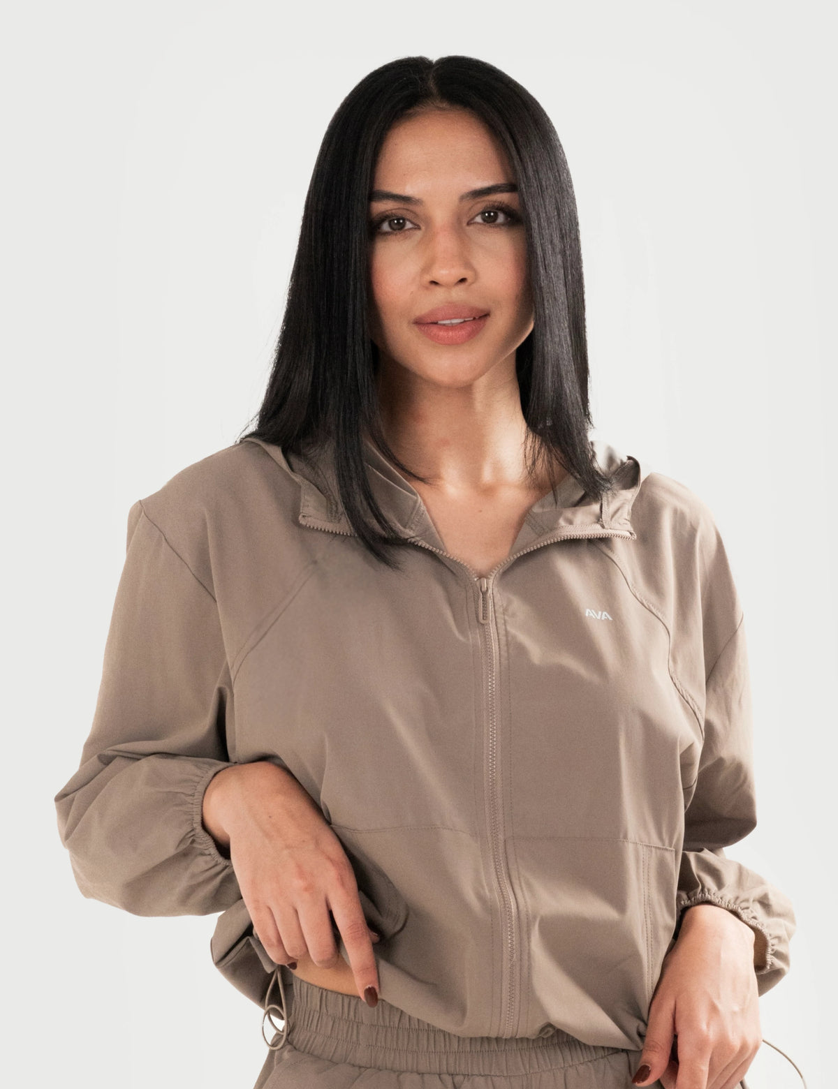 Chaqueta AVA Libre en color nude, vista frontal de la chaqueta con cierre.