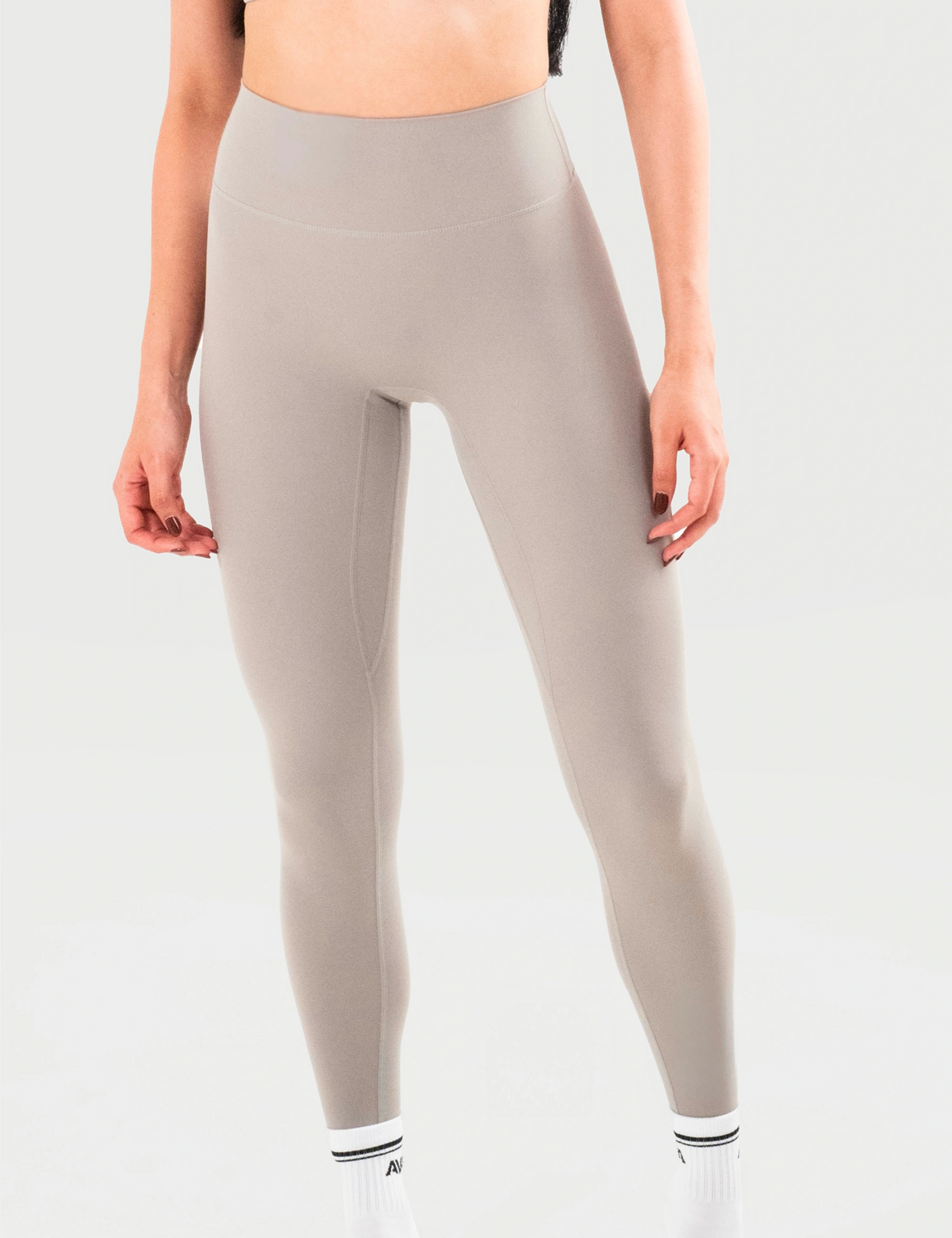 Leggings AVA Eterna en color gris, vista frontal de cuerpo completo.