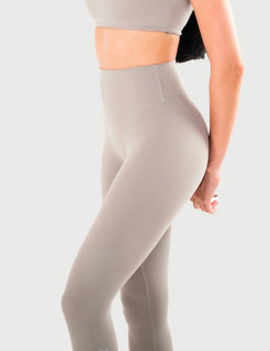 Leggings AVA Eterna en color gris, perfil de la cadera y las piernas.