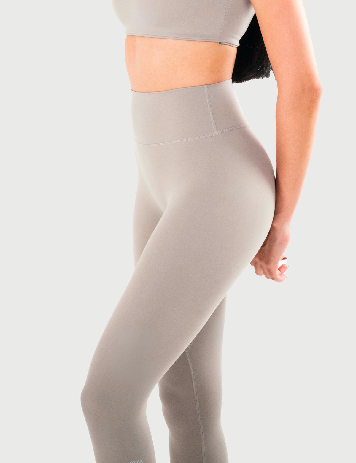 Leggings AVA Eterna en color gris, perfil de la cadera y las piernas.