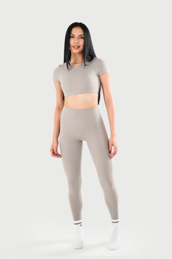 Set AVA Eterna en color gris, vista frontal del top corto y leggings.