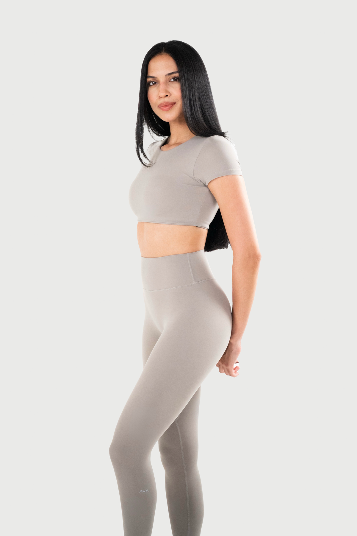 Set AVA Eterna en color gris, perfil del top y leggings.