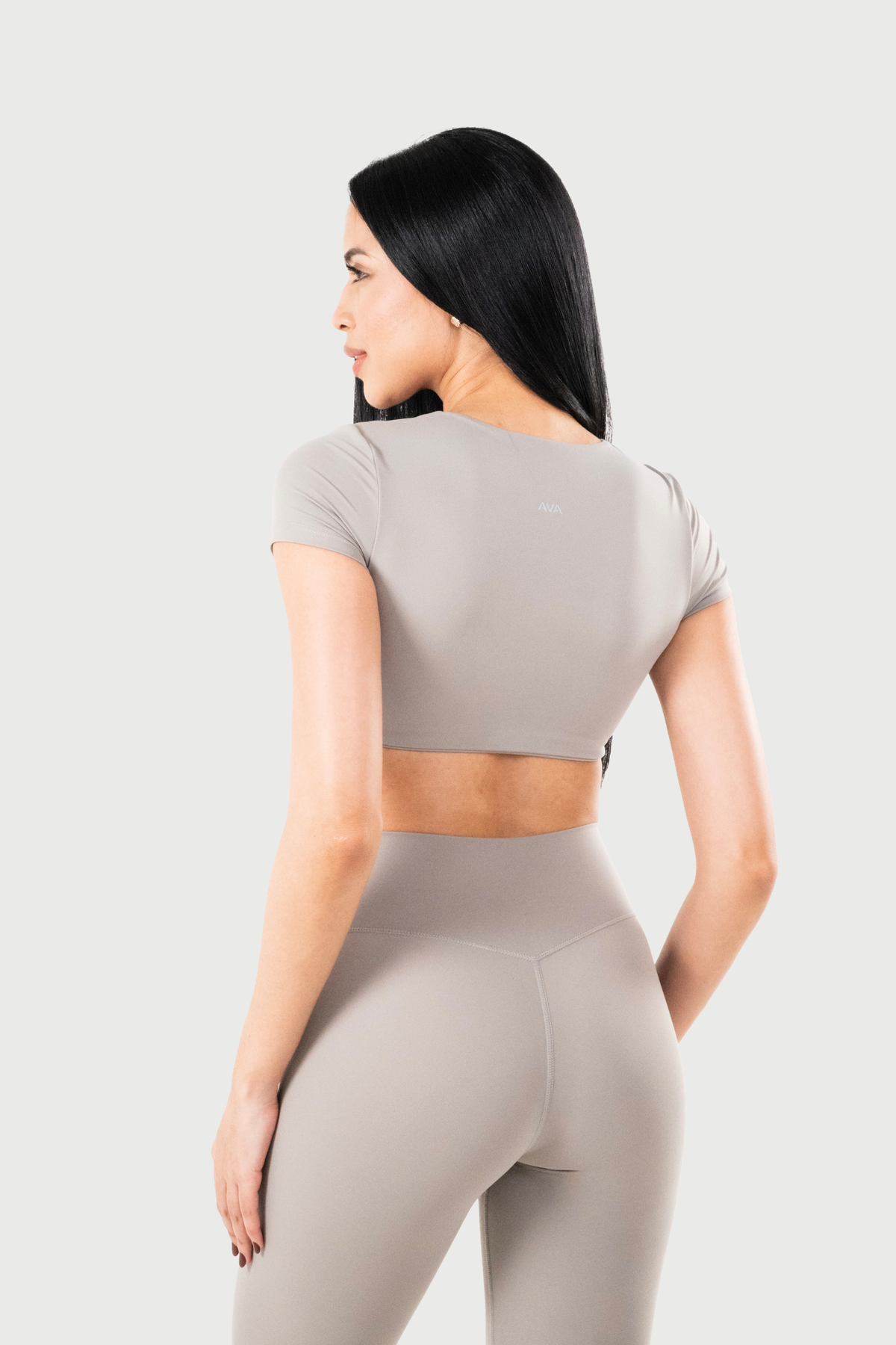 Set AVA Eterna en color gris, vista posterior del top y leggings.