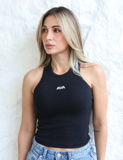 Tank Top AVA en color negro, detalle frontal del cuello y el logo AVA.