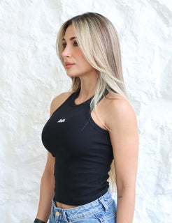 Tank Top AVA en color negro, perfil del ajuste en el torso.