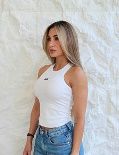 Tank Top AVA en color blanco, perfil del cuello alto y las sisas.