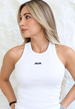 Tank Top AVA en color blanco, vista frontal del cuello alto sin mangas.
