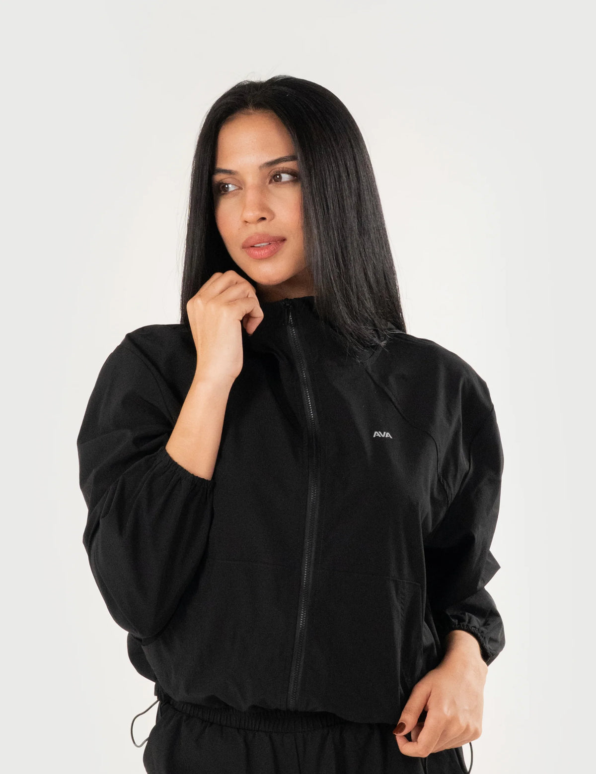 Chaqueta AVA Libre en color negro, detalle frontal del cuello y cierre.