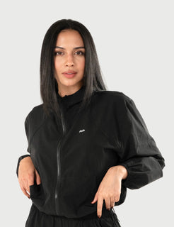 Chaqueta AVA Libre en color negro, vista frontal de las mangas y el ajuste en cintura.