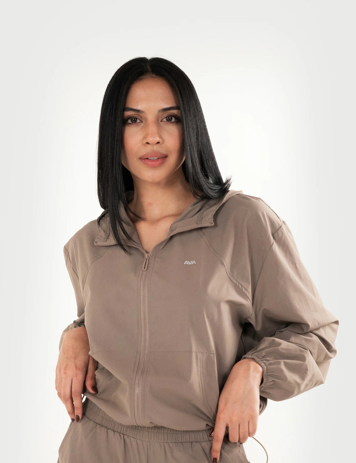 Chaqueta AVA Libre en color nude, vista frontal de las mangas y el ajuste en cintura.