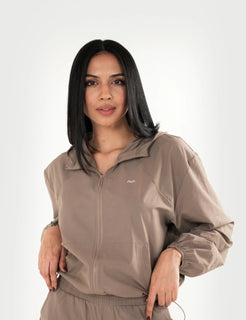 Chaqueta AVA Libre en color nude, vista frontal de las mangas y el ajuste en cintura.
