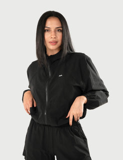 Set AVA Libre en color negro, vista frontal de chaqueta y short.