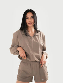 Set AVA Libre en color nude, vista frontal de chaqueta y short.